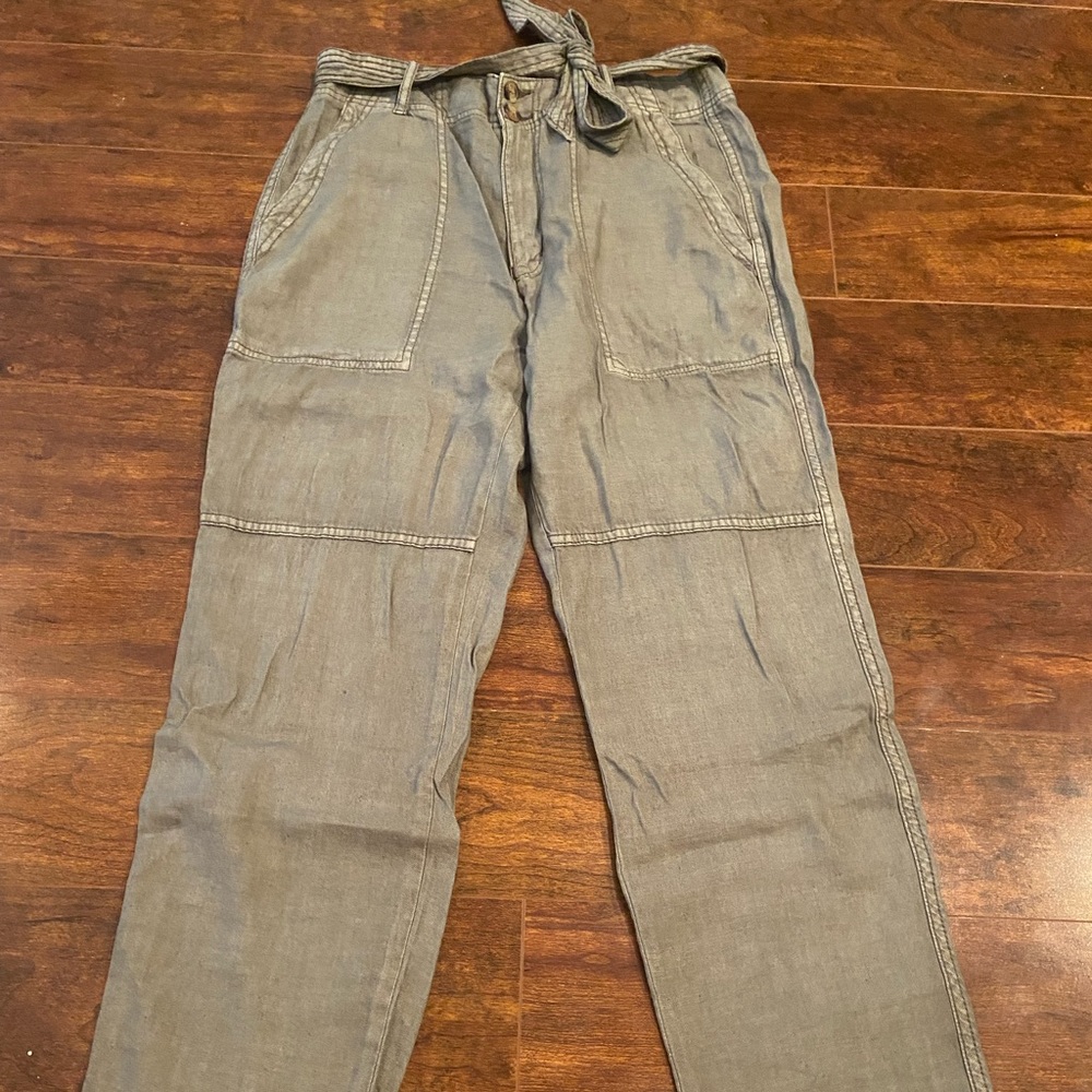 American Eagle green cargo pants. Size 6 short